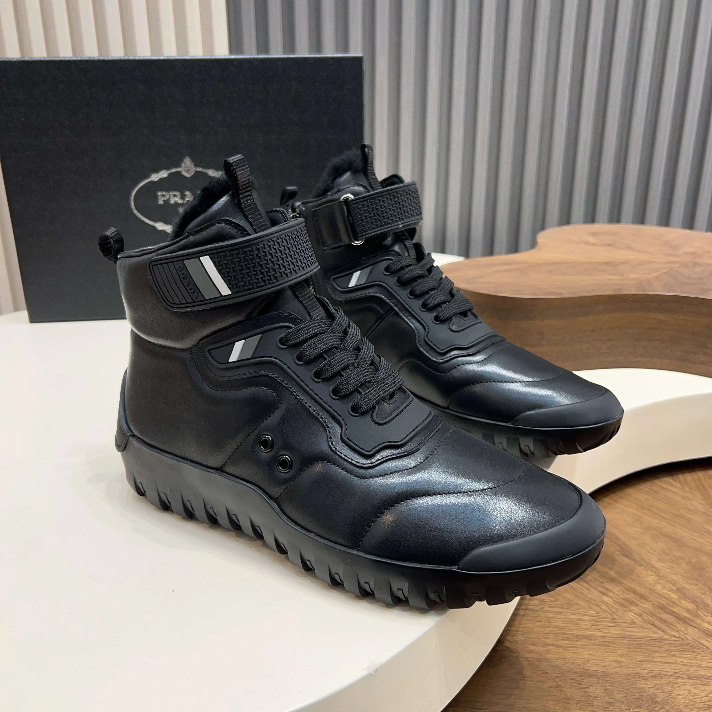 Men's Men's Shoes 💰920 Prada/Prada Toblach men's high-top wool shoes are shipped to Wanguan, the top-notch products! These minimalist high-top sneakers are inspired by the iconic Prada Linea Rossa silhouette shown in the 1998 Autumn/Winter fashion show. The revolutionary lightweight 4cm wide rubber sole is embellished with a distinctive red Linea Rossa logo, recalling the innovative duality core of the original design, while the matte calfskin surface highlights a sophisticated modern temperament. The slip-on design has a simple glossy style. It is equipped with an exclusive hardware zipper closure on the inside, making it easier to put on and take off. The wool is integrated to keep warm and lock in temperature. It is equipped with a logo cowhide and wool removable insole. It is comfortable and breathable for the upper foot, and is versatile for casual wear. Comes with full set of original packaging dust bag! Size: 38-39-40-41-42-43-44 Standard leather shoe size Item number: 4T3613 wool black